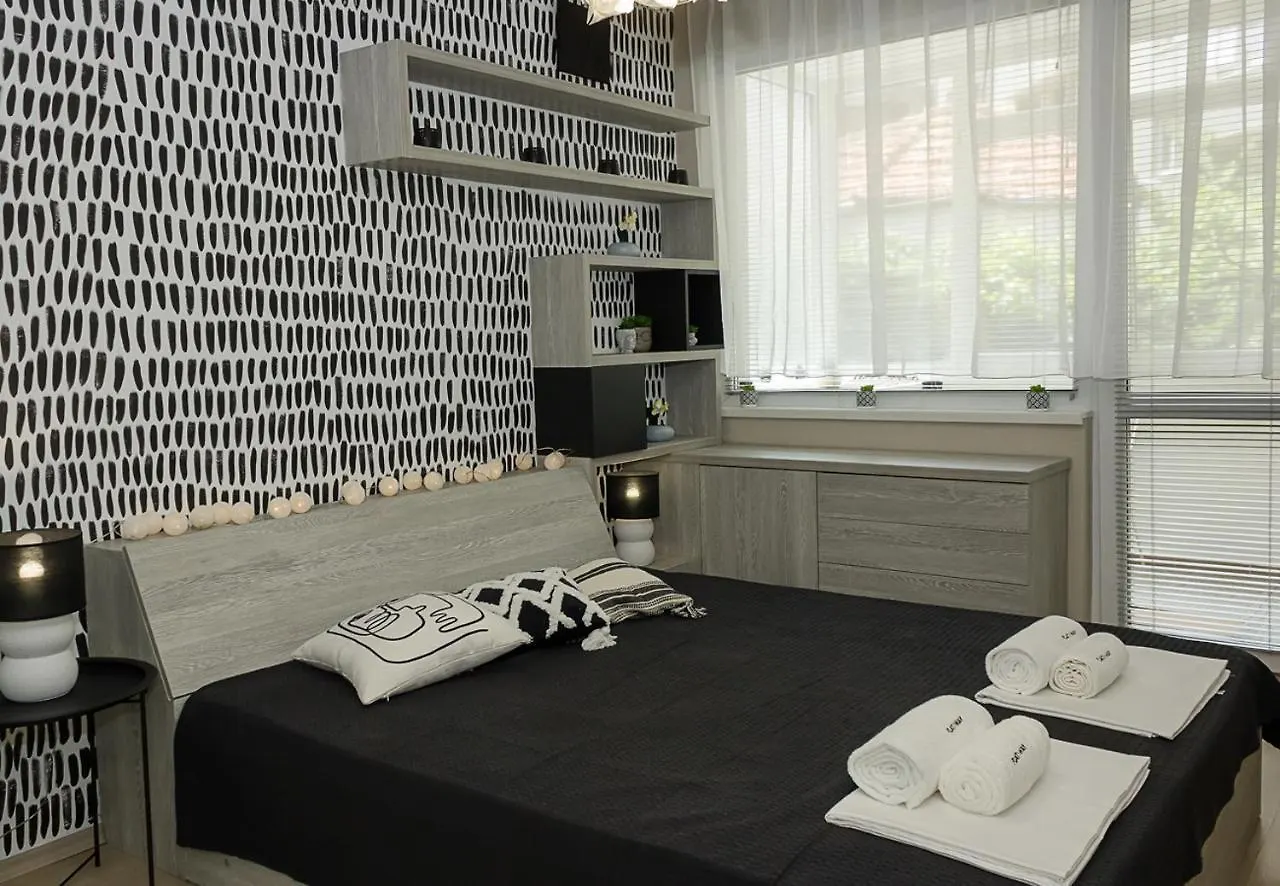 Black & White -1Bd Flat In Varna Center By Flat Mаnager